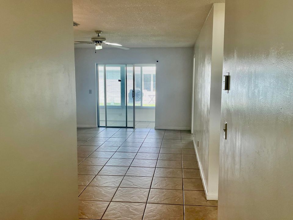For Sale: $205,000 (2 beds, 2 baths, 969 Square Feet)