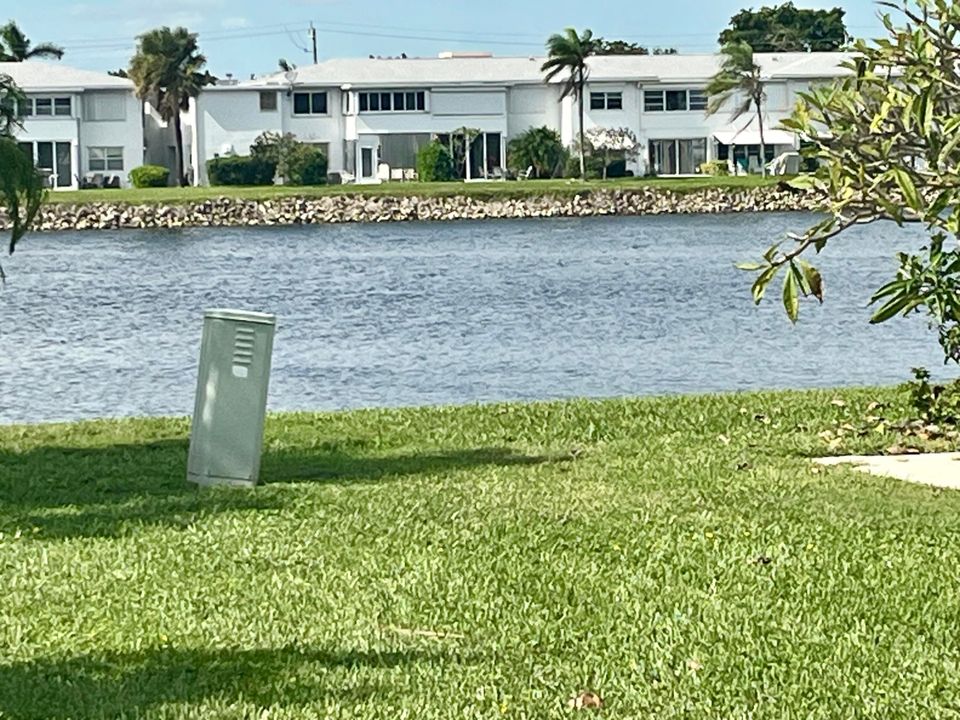 For Sale: $205,000 (2 beds, 2 baths, 969 Square Feet)