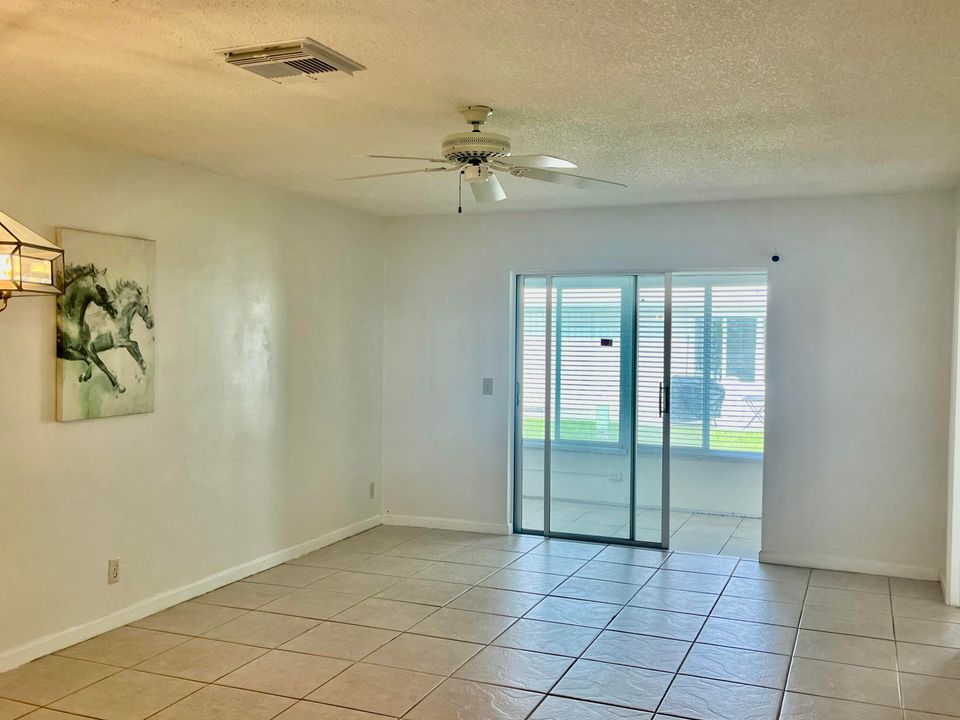 For Sale: $205,000 (2 beds, 2 baths, 969 Square Feet)