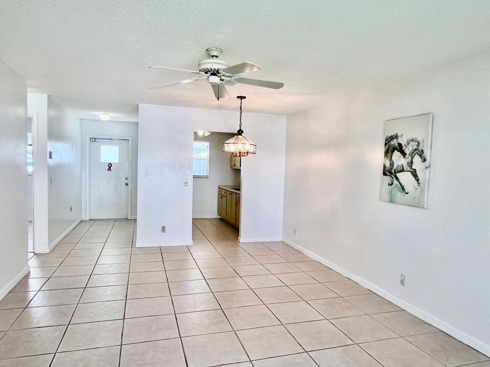 For Sale: $205,000 (2 beds, 2 baths, 969 Square Feet)