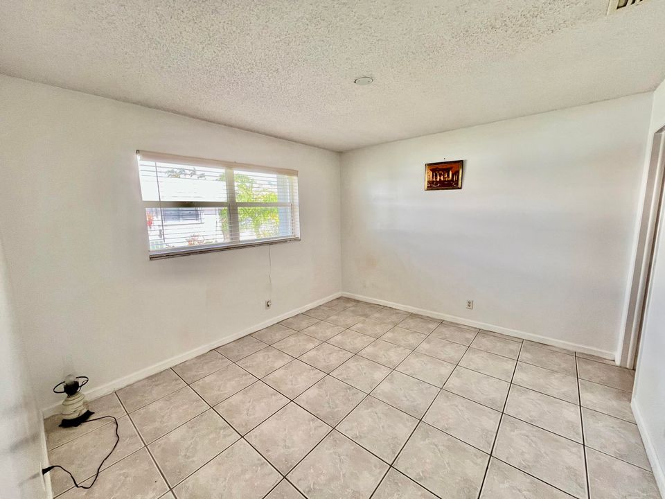 For Sale: $205,000 (2 beds, 2 baths, 969 Square Feet)