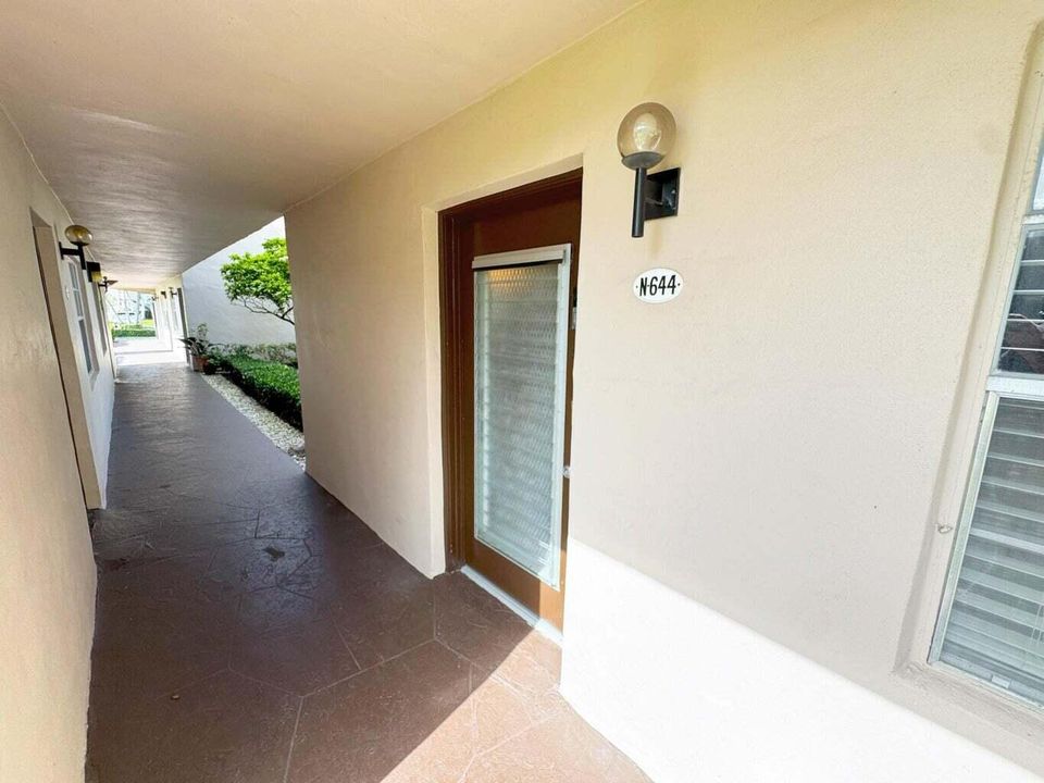 合同活跃: $1,800 (2 贝兹, 2 浴室, 907 平方英尺)