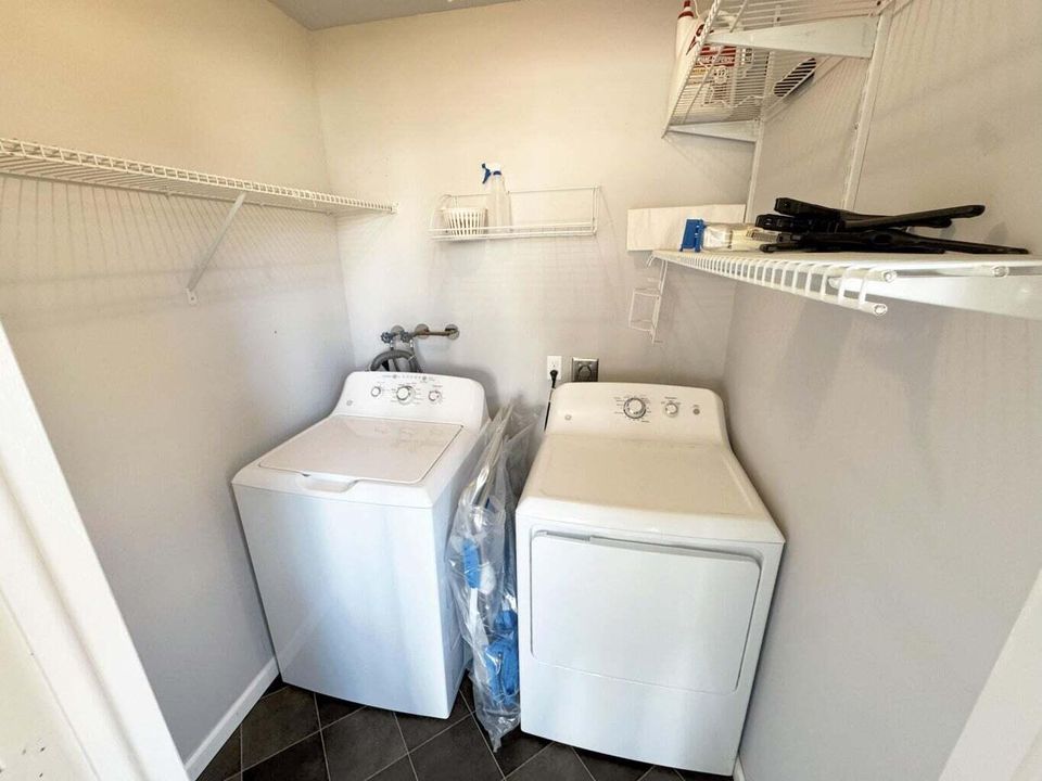 合同活跃: $1,800 (2 贝兹, 2 浴室, 907 平方英尺)