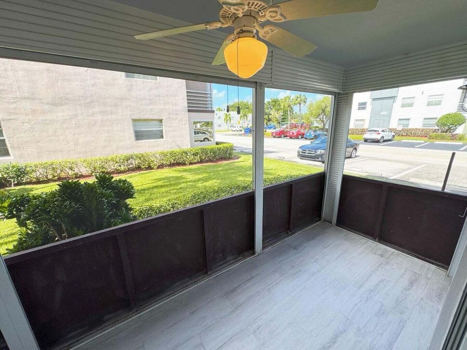 合同活跃: $1,800 (2 贝兹, 2 浴室, 907 平方英尺)