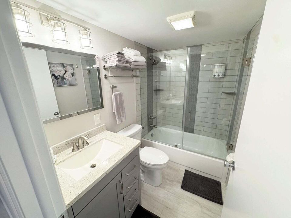 合同活跃: $1,800 (2 贝兹, 2 浴室, 907 平方英尺)