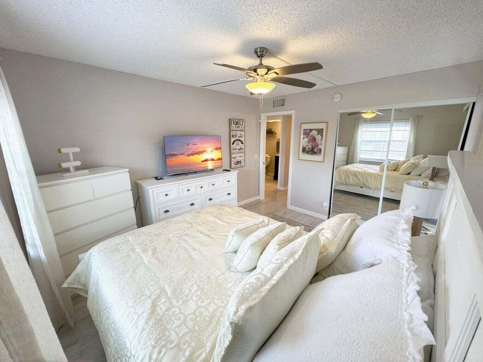 合同活跃: $1,800 (2 贝兹, 2 浴室, 907 平方英尺)