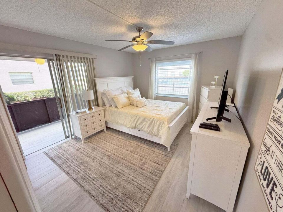 合同活跃: $1,800 (2 贝兹, 2 浴室, 907 平方英尺)