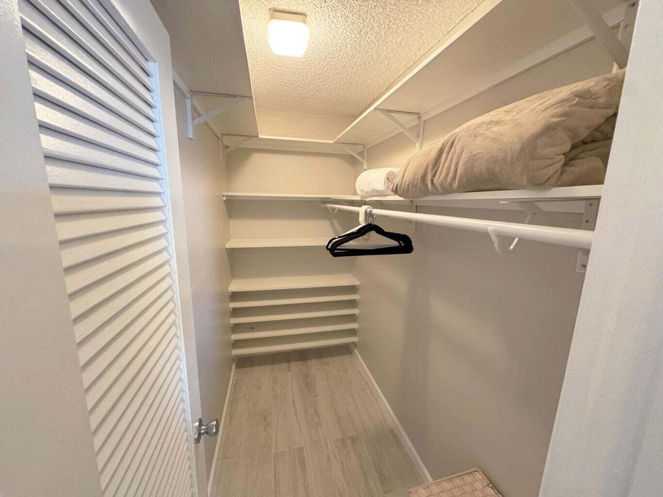 合同活跃: $1,800 (2 贝兹, 2 浴室, 907 平方英尺)