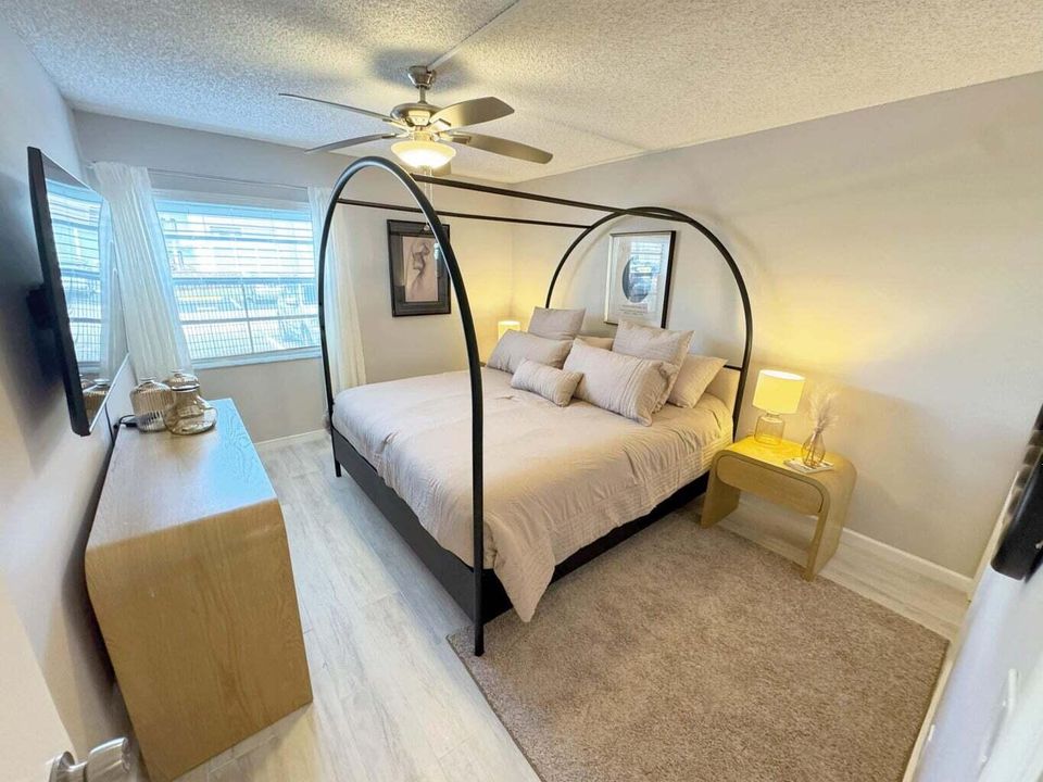 合同活跃: $1,800 (2 贝兹, 2 浴室, 907 平方英尺)