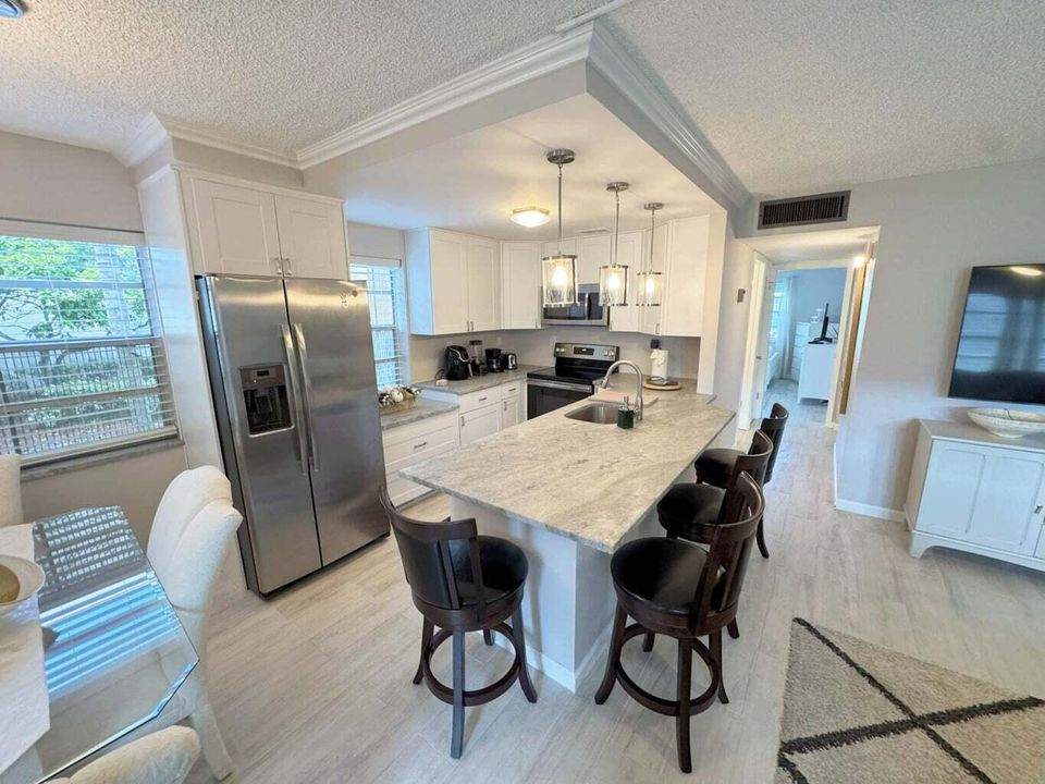 合同活跃: $1,800 (2 贝兹, 2 浴室, 907 平方英尺)