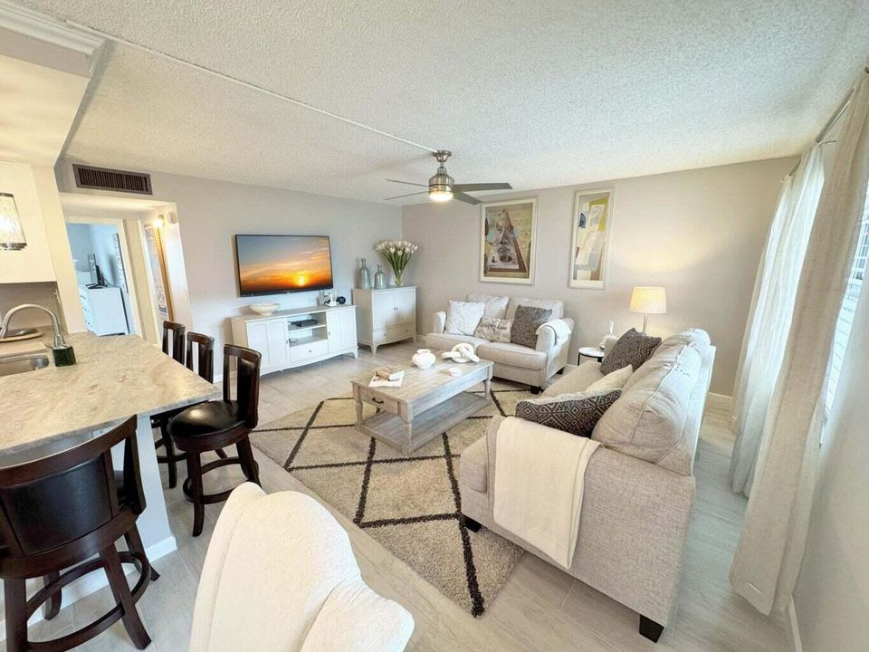 合同活跃: $1,800 (2 贝兹, 2 浴室, 907 平方英尺)