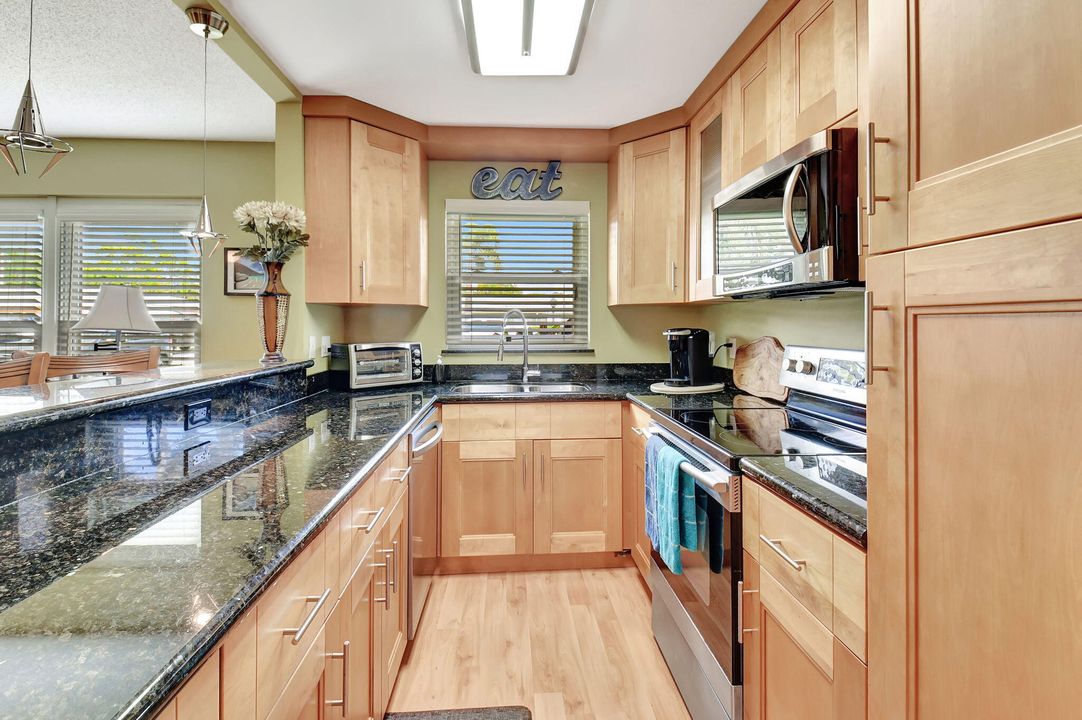 На продажу: $185,000 (1 спален, 1 ванн, 966 Квадратных фут)