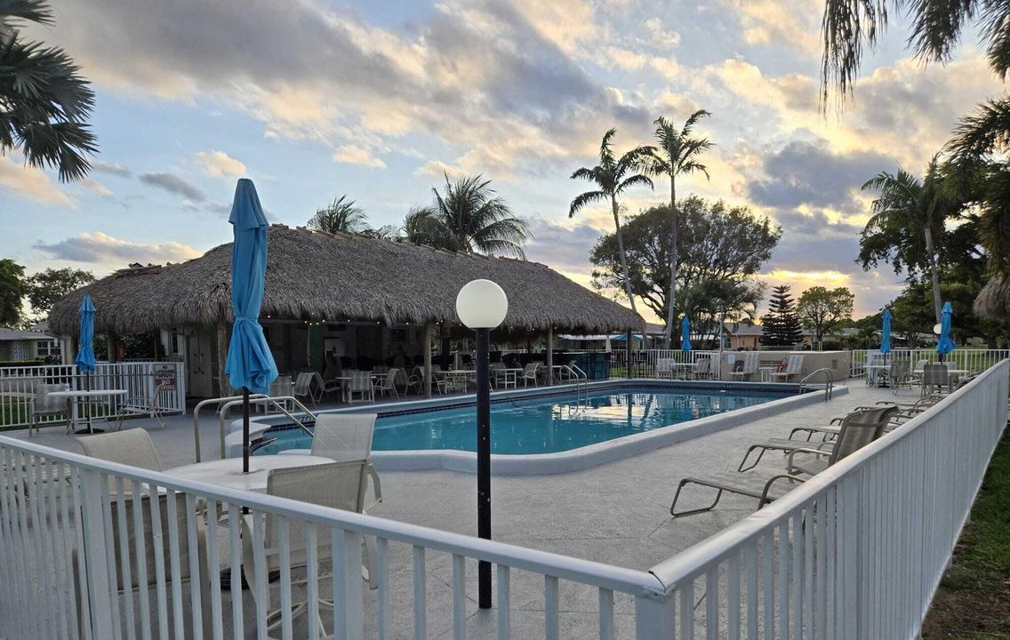 На продажу: $185,000 (1 спален, 1 ванн, 966 Квадратных фут)