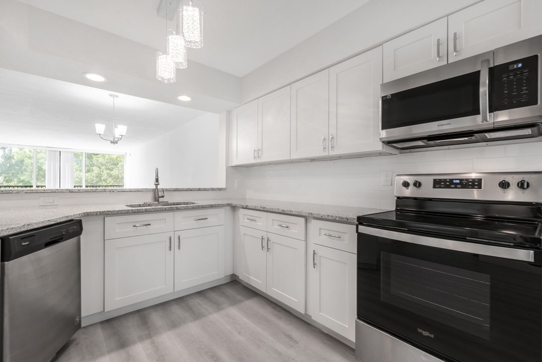 For Sale: $214,900 (2 beds, 2 baths, 1160 Square Feet)