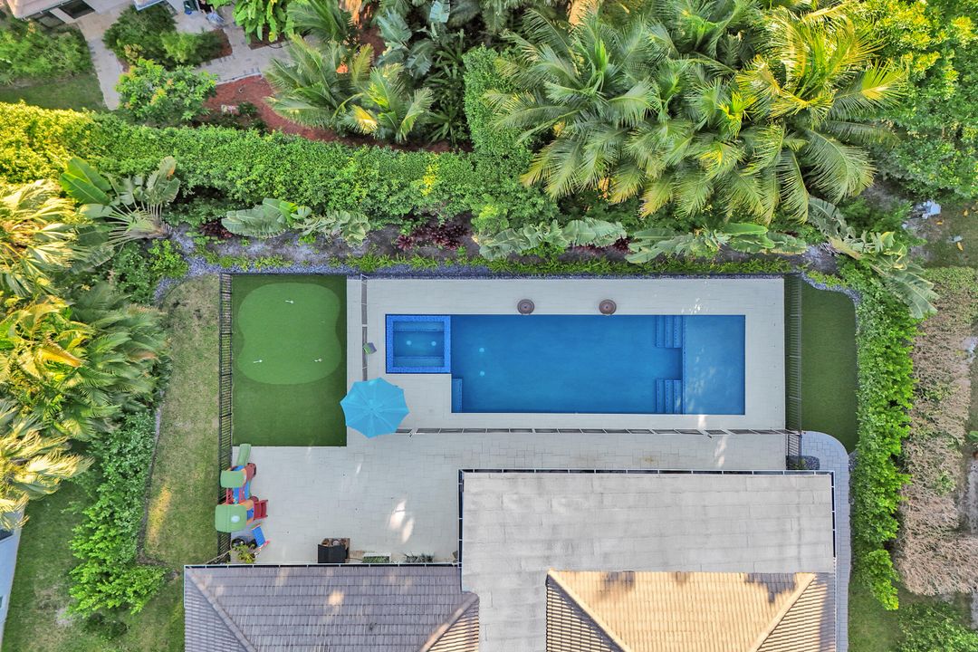 合同活跃: $1,699,900 (4 贝兹, 3 浴室, 2586 平方英尺)