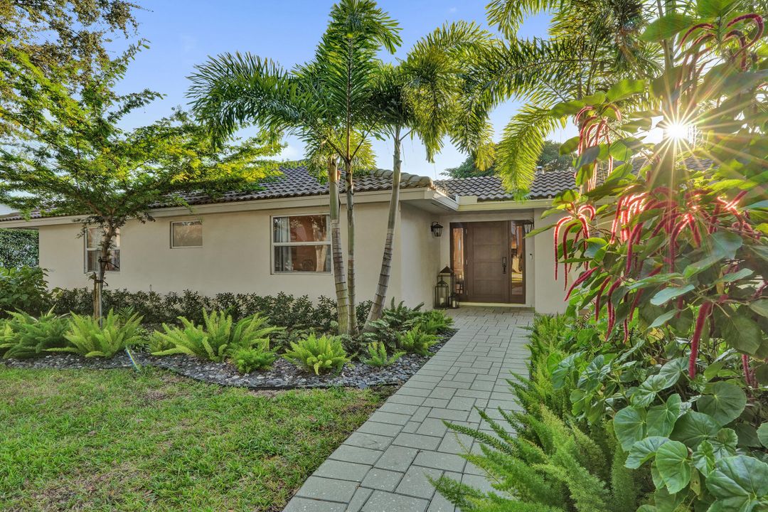 合同活跃: $1,699,900 (4 贝兹, 3 浴室, 2586 平方英尺)