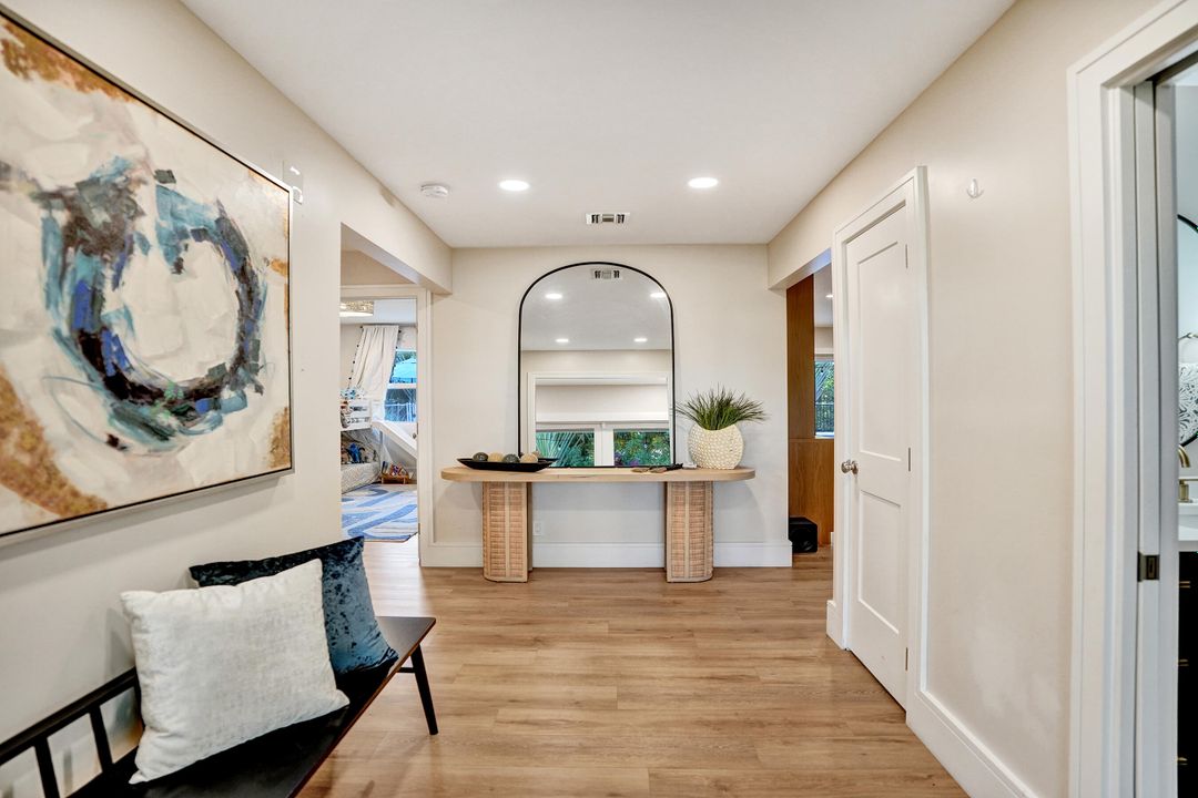 合同活跃: $1,699,900 (4 贝兹, 3 浴室, 2586 平方英尺)