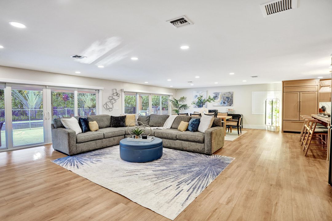 合同活跃: $1,699,900 (4 贝兹, 3 浴室, 2586 平方英尺)