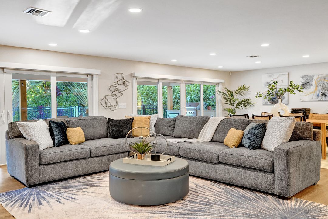 合同活跃: $1,699,900 (4 贝兹, 3 浴室, 2586 平方英尺)