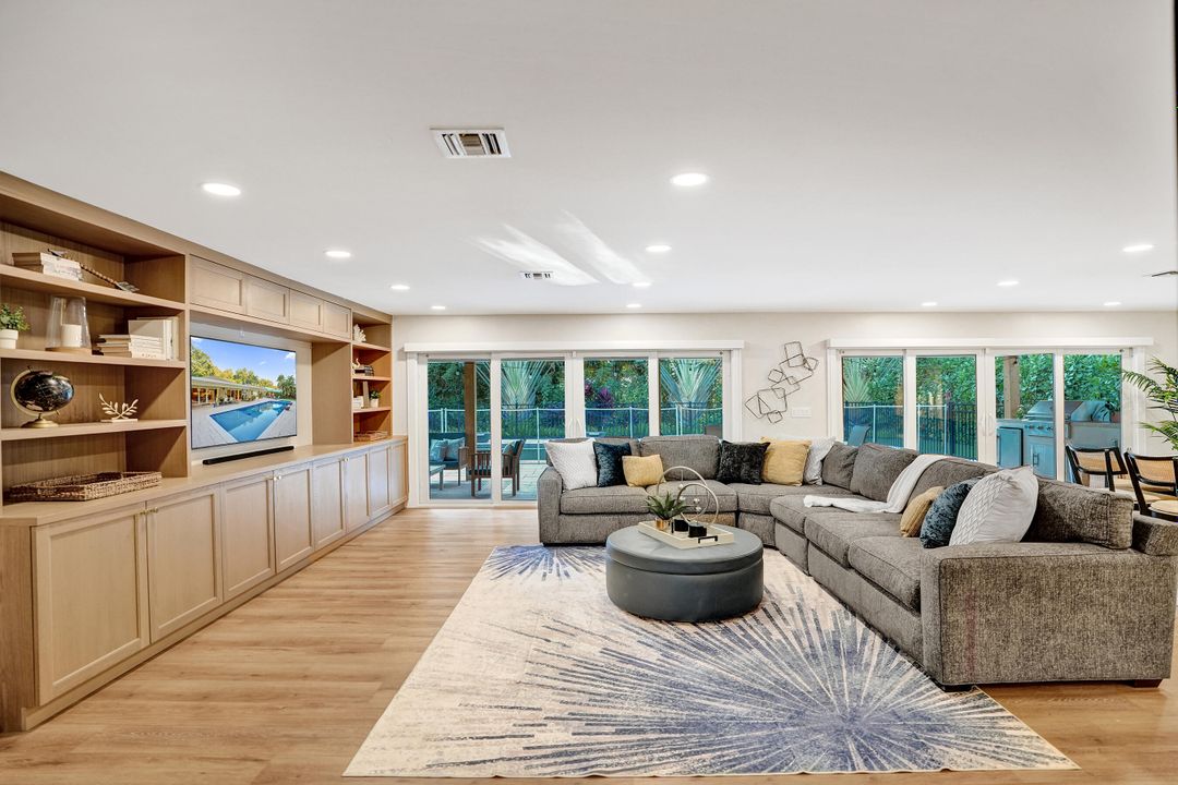 合同活跃: $1,699,900 (4 贝兹, 3 浴室, 2586 平方英尺)