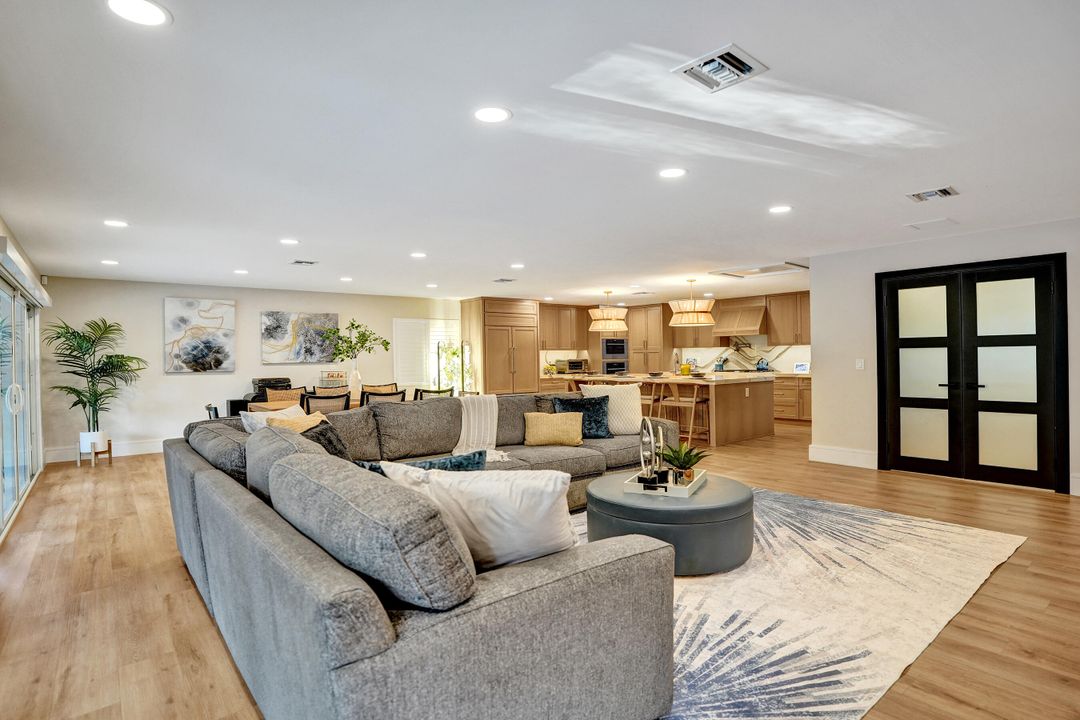 合同活跃: $1,699,900 (4 贝兹, 3 浴室, 2586 平方英尺)