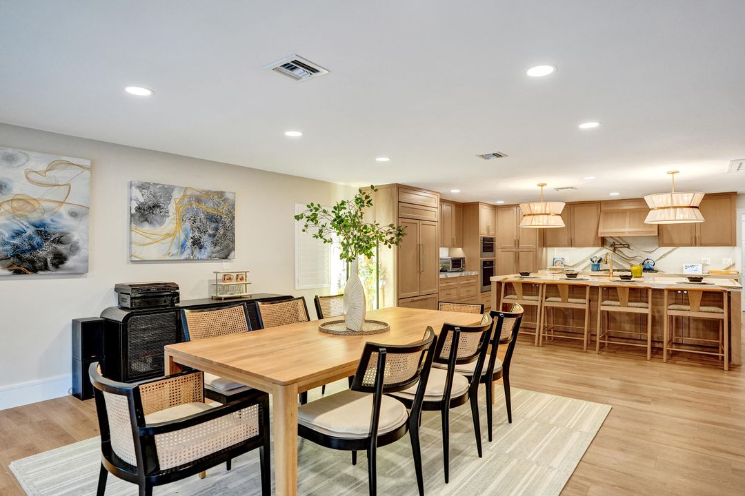 合同活跃: $1,699,900 (4 贝兹, 3 浴室, 2586 平方英尺)