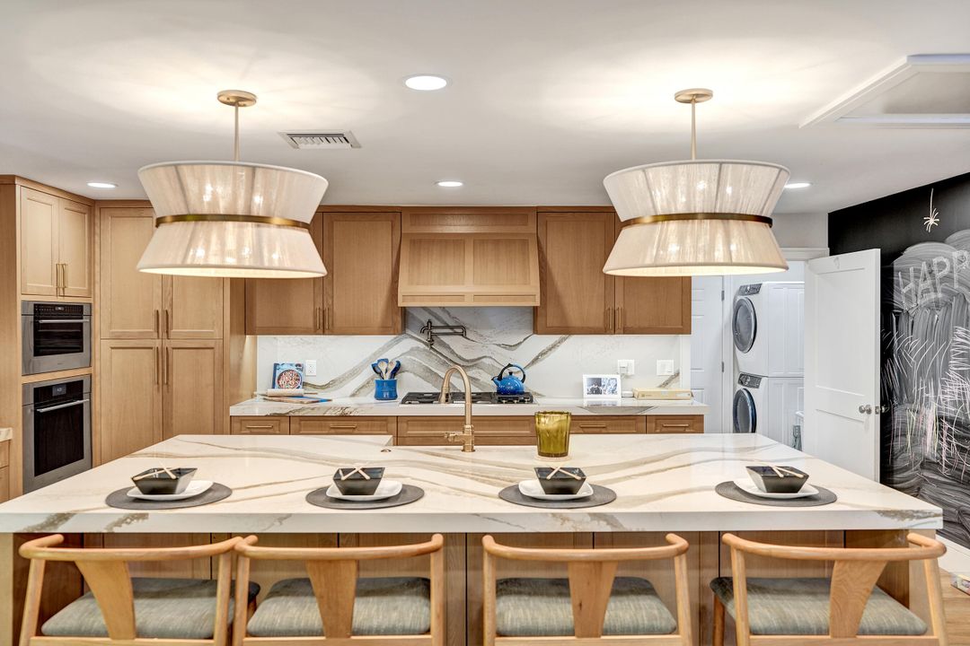 合同活跃: $1,699,900 (4 贝兹, 3 浴室, 2586 平方英尺)