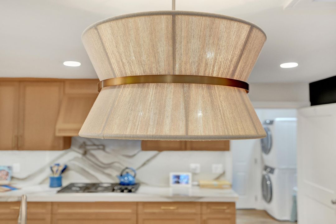 合同活跃: $1,699,900 (4 贝兹, 3 浴室, 2586 平方英尺)