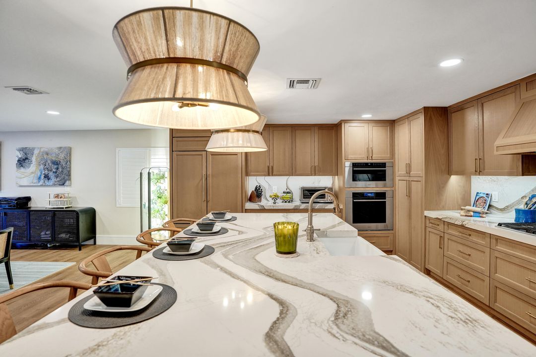 合同活跃: $1,699,900 (4 贝兹, 3 浴室, 2586 平方英尺)