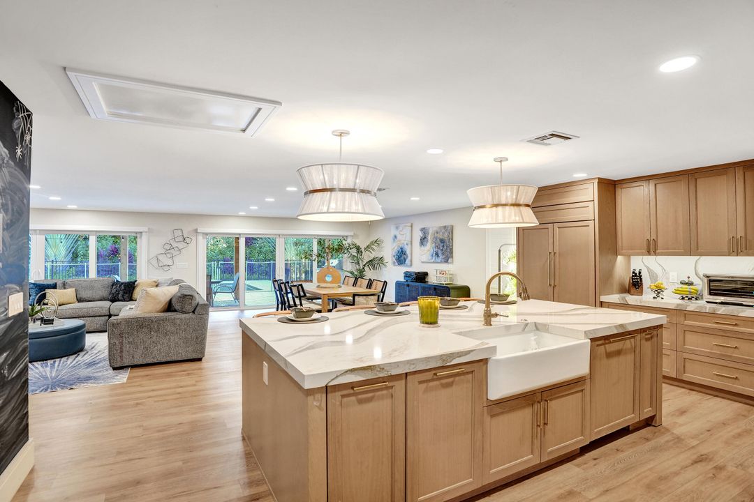 合同活跃: $1,699,900 (4 贝兹, 3 浴室, 2586 平方英尺)