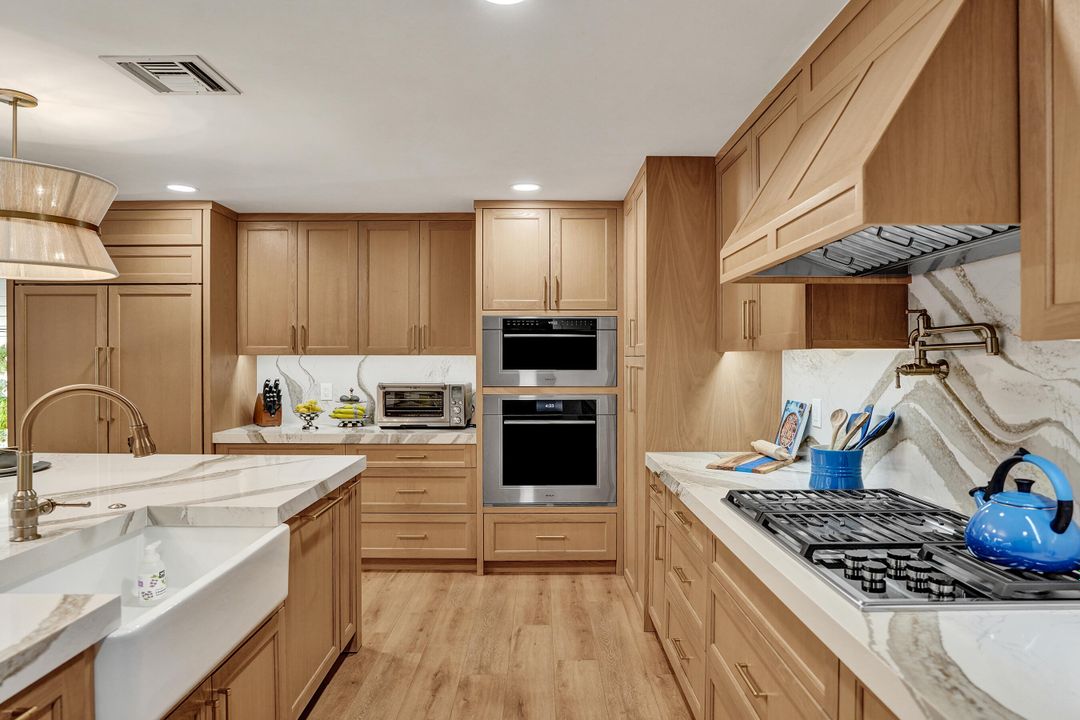 合同活跃: $1,699,900 (4 贝兹, 3 浴室, 2586 平方英尺)