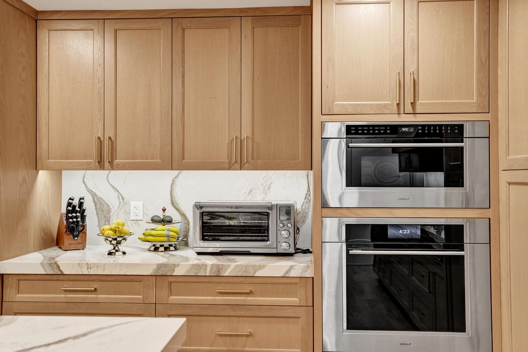 合同活跃: $1,699,900 (4 贝兹, 3 浴室, 2586 平方英尺)