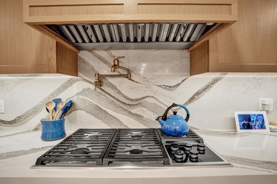 合同活跃: $1,699,900 (4 贝兹, 3 浴室, 2586 平方英尺)