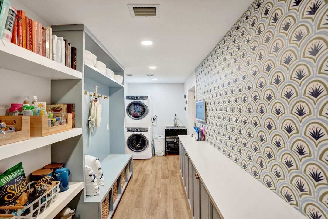 合同活跃: $1,699,900 (4 贝兹, 3 浴室, 2586 平方英尺)