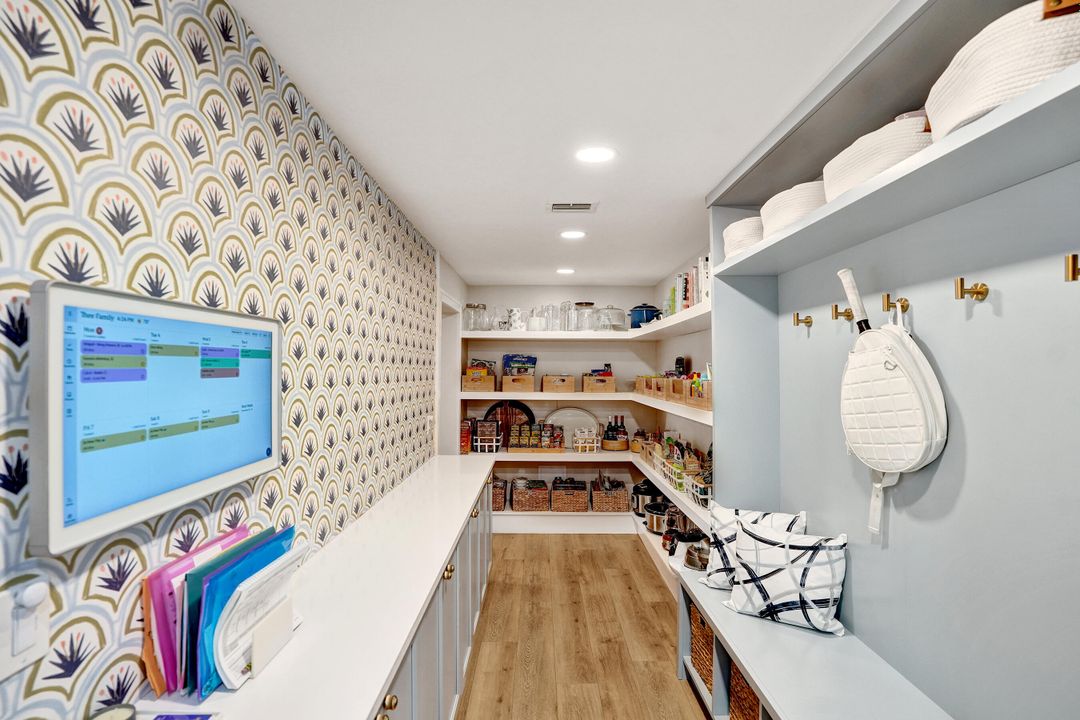 合同活跃: $1,699,900 (4 贝兹, 3 浴室, 2586 平方英尺)