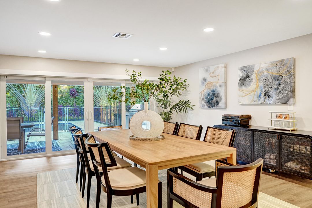 合同活跃: $1,699,900 (4 贝兹, 3 浴室, 2586 平方英尺)