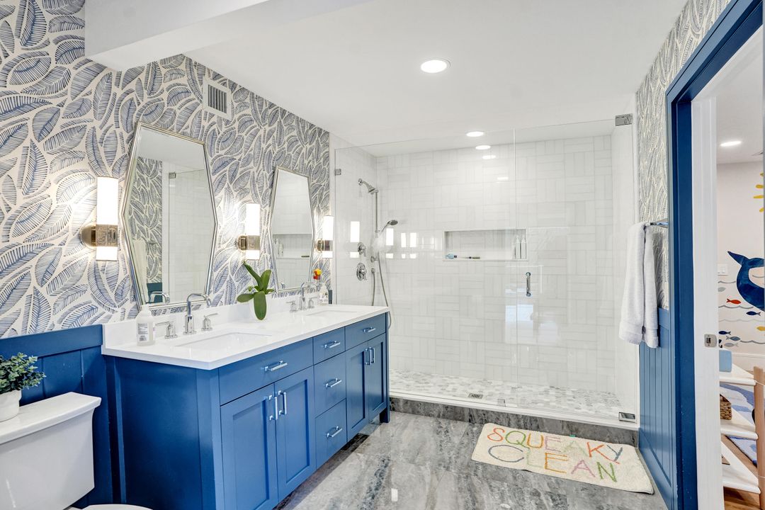 合同活跃: $1,699,900 (4 贝兹, 3 浴室, 2586 平方英尺)