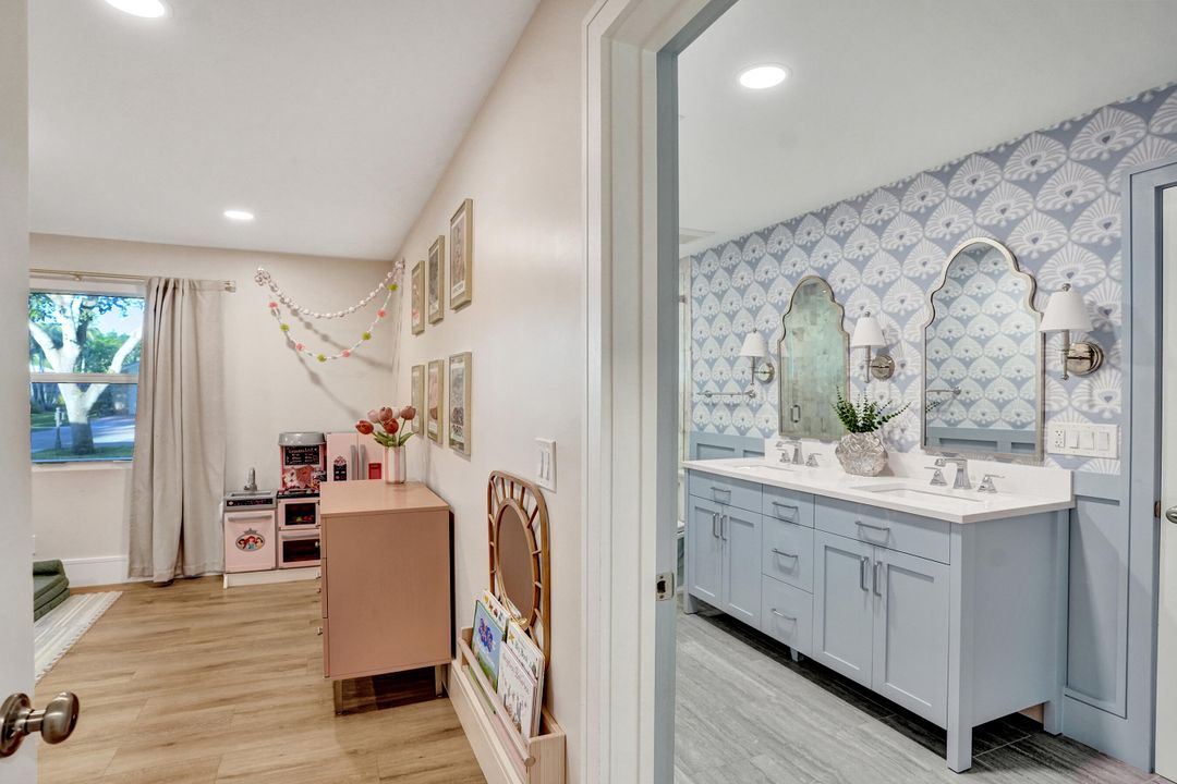 合同活跃: $1,699,900 (4 贝兹, 3 浴室, 2586 平方英尺)