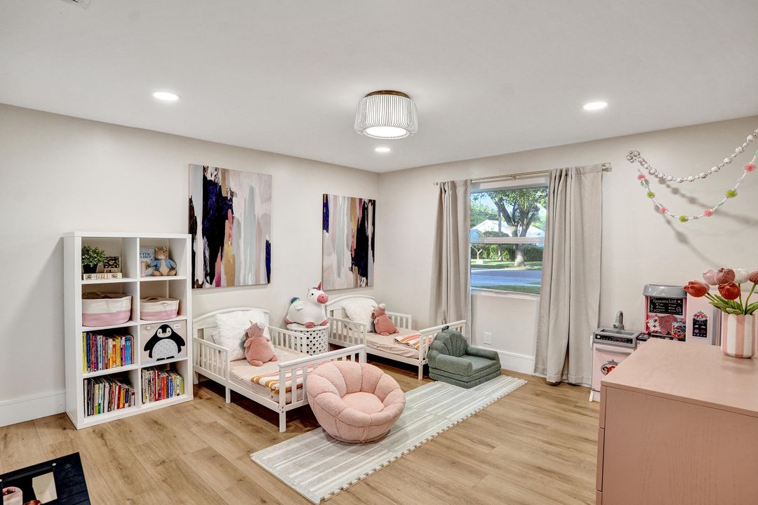 合同活跃: $1,699,900 (4 贝兹, 3 浴室, 2586 平方英尺)