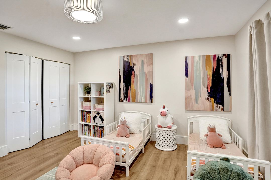 合同活跃: $1,699,900 (4 贝兹, 3 浴室, 2586 平方英尺)