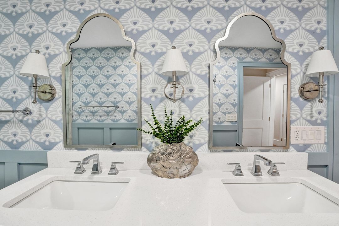 合同活跃: $1,699,900 (4 贝兹, 3 浴室, 2586 平方英尺)