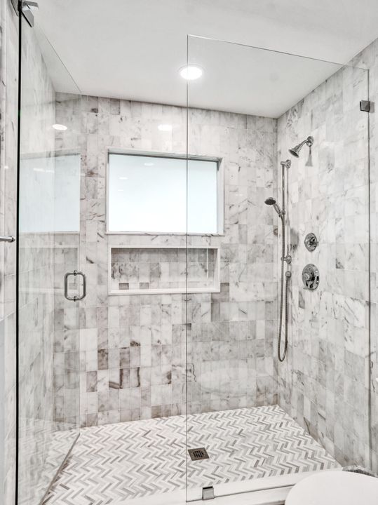 合同活跃: $1,699,900 (4 贝兹, 3 浴室, 2586 平方英尺)