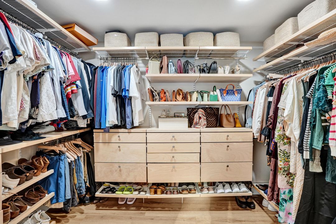 合同活跃: $1,699,900 (4 贝兹, 3 浴室, 2586 平方英尺)