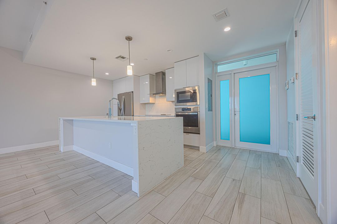 Под контрактом: $375,000 (1 спален, 1 ванн, 1032 Квадратных фут)