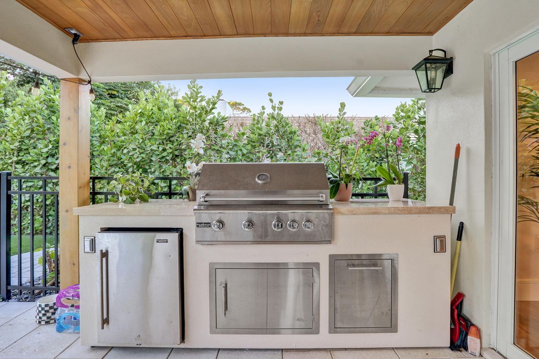 合同活跃: $1,699,900 (4 贝兹, 3 浴室, 2586 平方英尺)