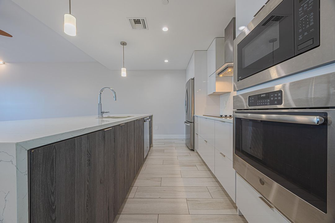 Под контрактом: $375,000 (1 спален, 1 ванн, 1032 Квадратных фут)