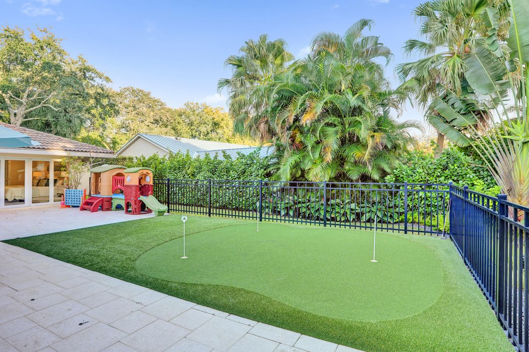 合同活跃: $1,699,900 (4 贝兹, 3 浴室, 2586 平方英尺)