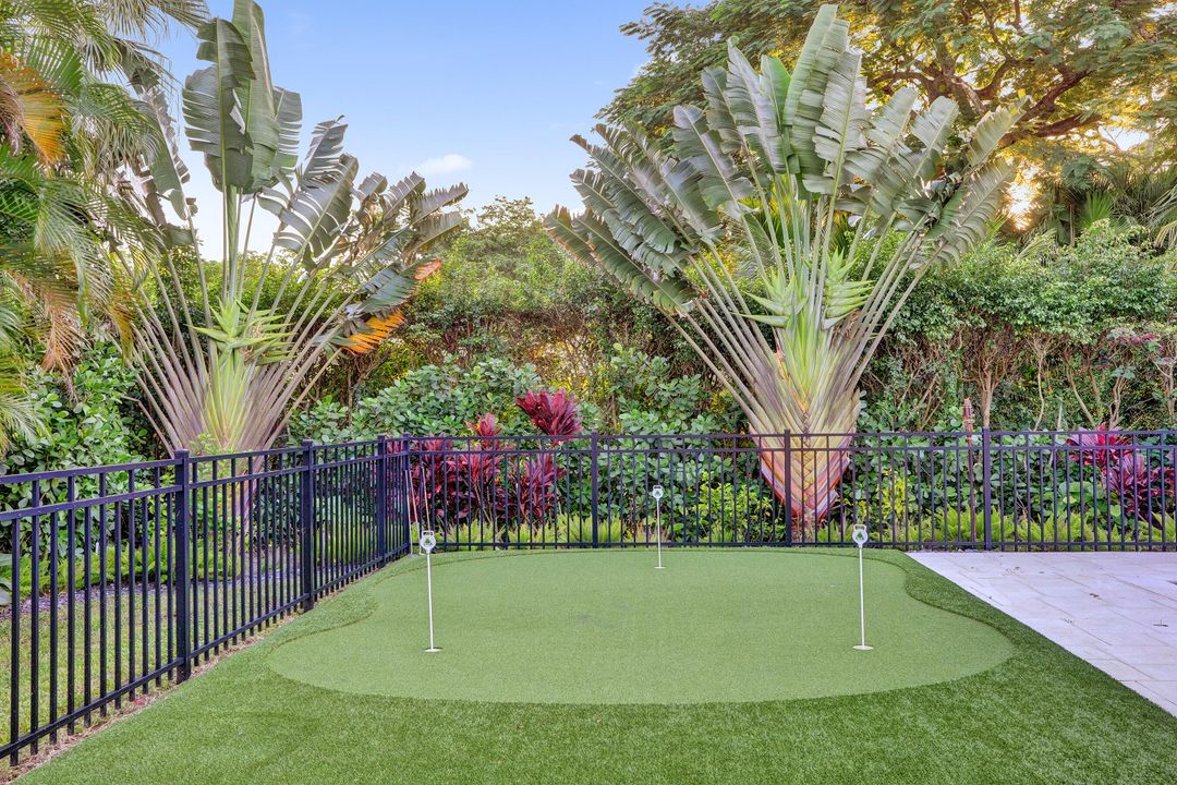 合同活跃: $1,699,900 (4 贝兹, 3 浴室, 2586 平方英尺)