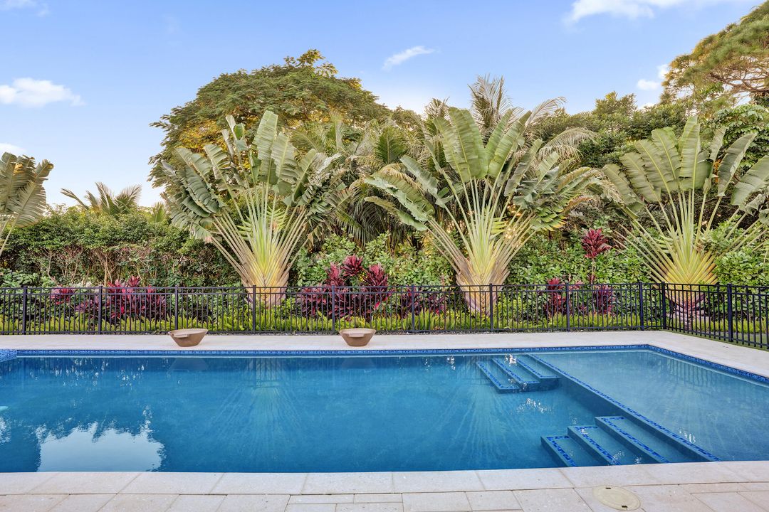 合同活跃: $1,699,900 (4 贝兹, 3 浴室, 2586 平方英尺)