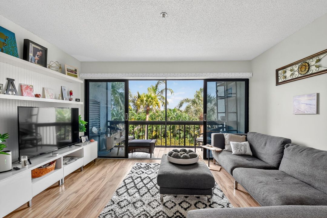 待售: $235,000 (2 贝兹, 2 浴室, 1042 平方英尺)